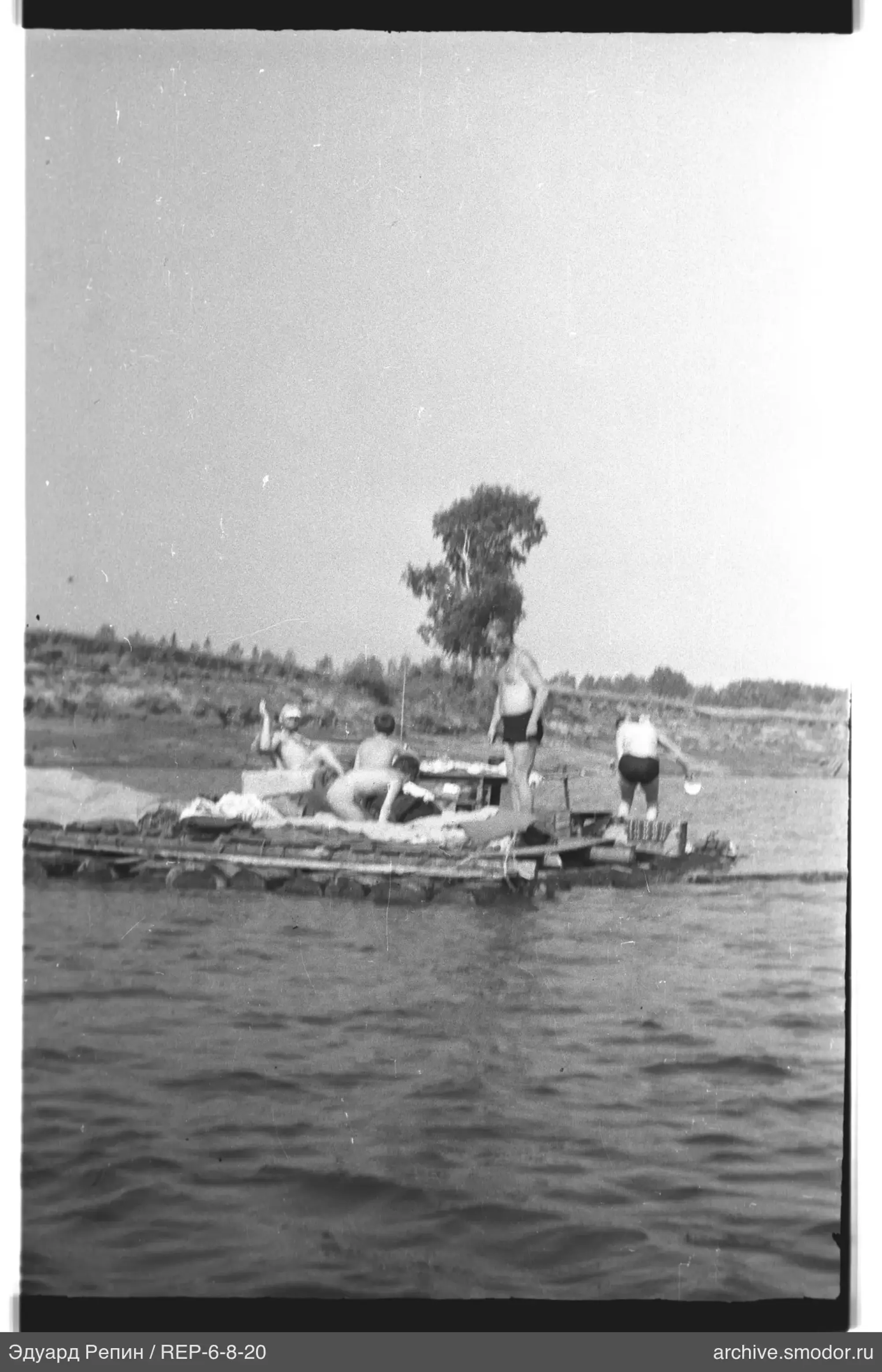 Люди на плоту в воде