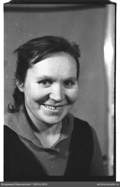 Porträt einer Frau mit dunklem Pullover