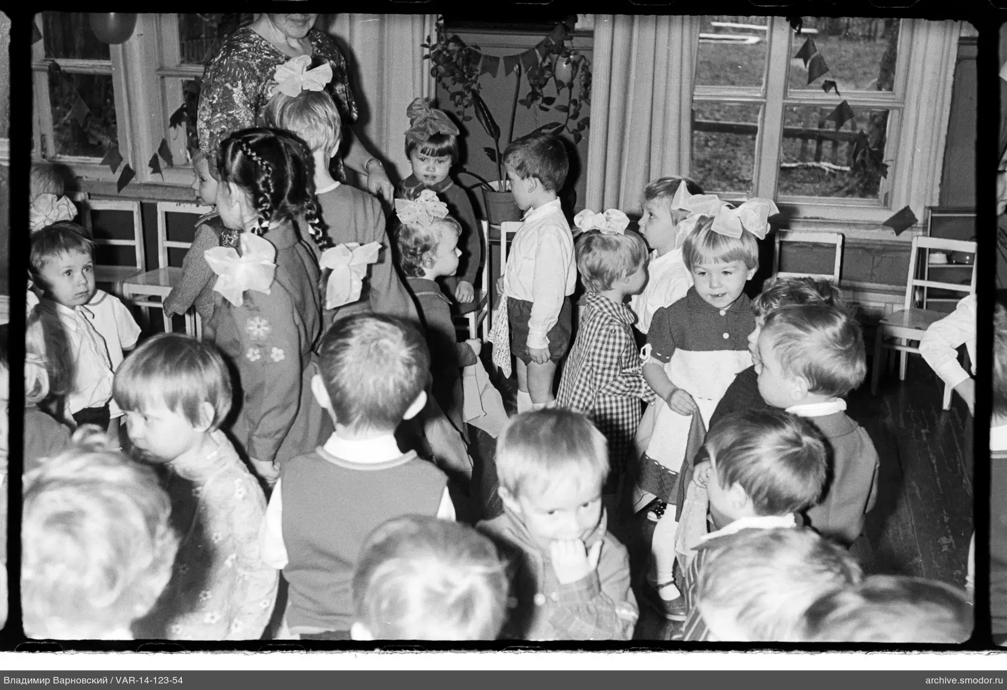 Gruppe von Kindern und Frau