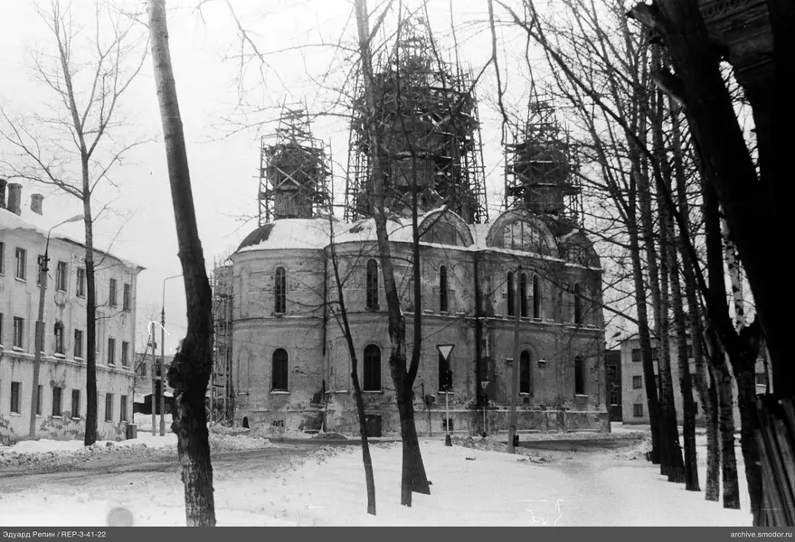 Каменное здание с куполами и строительным scaffolding