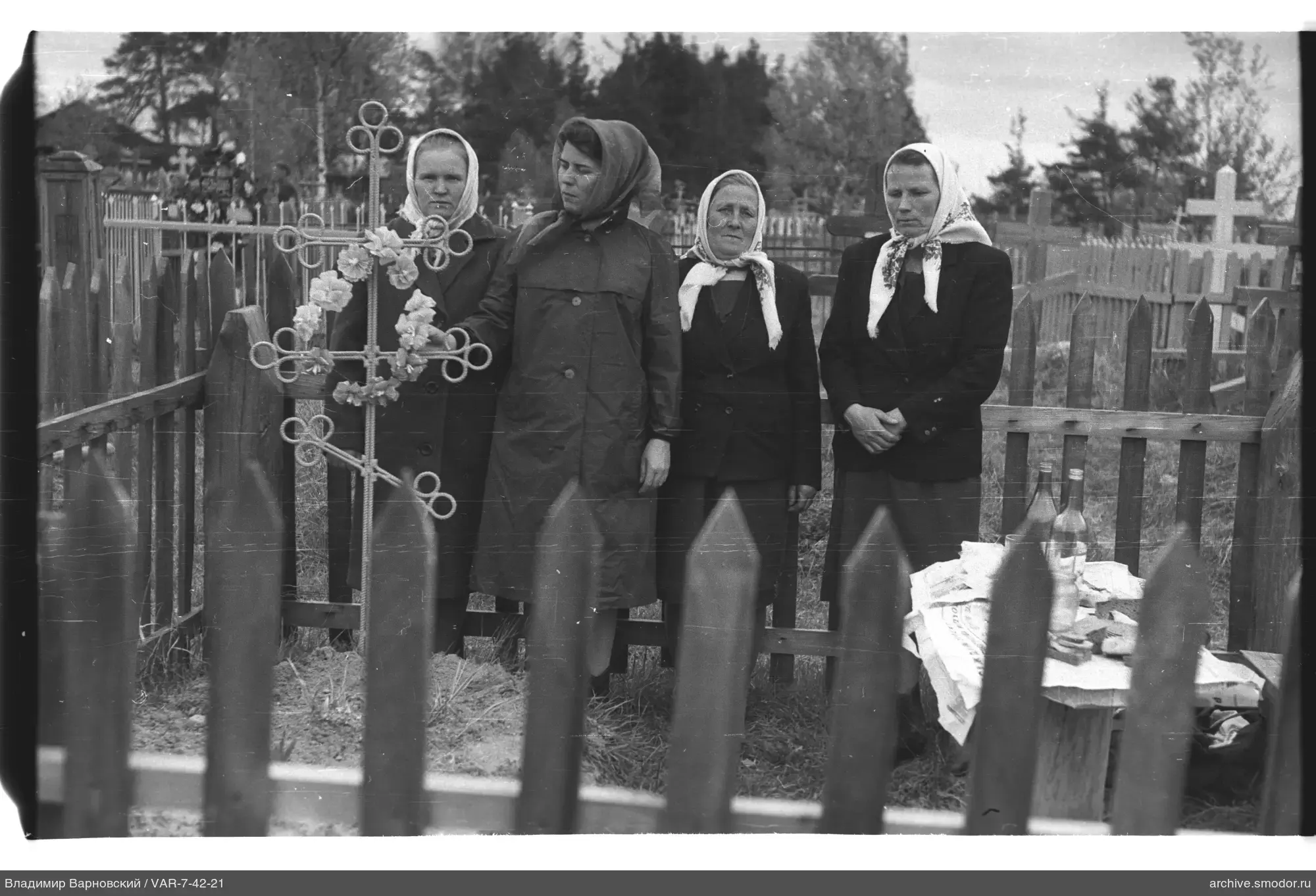 Gruppenporträt von Frauen auf dem Friedhof