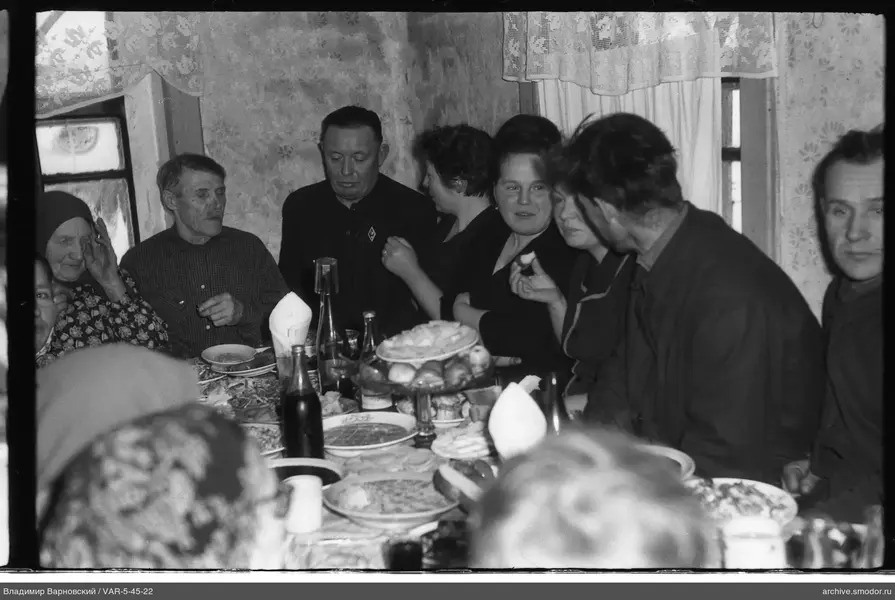 Gruppe am Tisch mit Essen