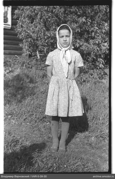 Mädchen im Kleid auf Gras