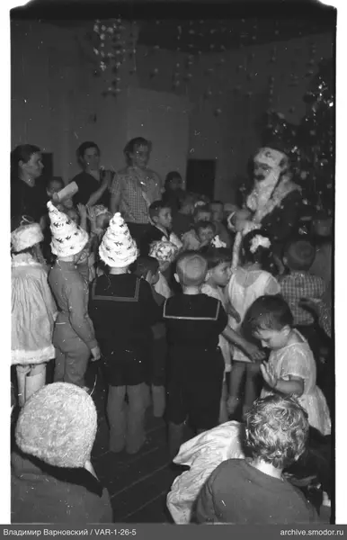 Gruppe von Kindern und Erwachsenen mit Ded Moroz