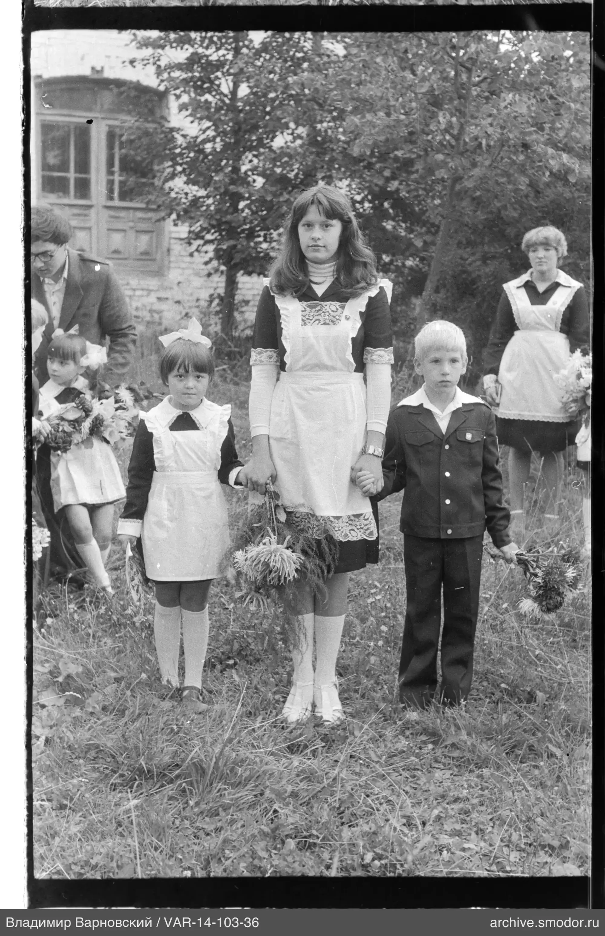 Групповой портрет детей и взрослого