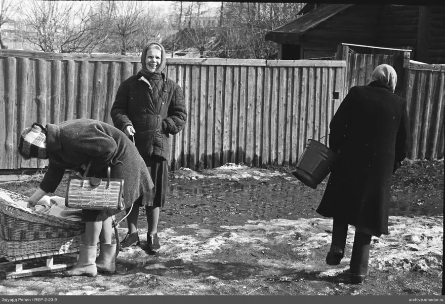 Женщины у деревянного забора