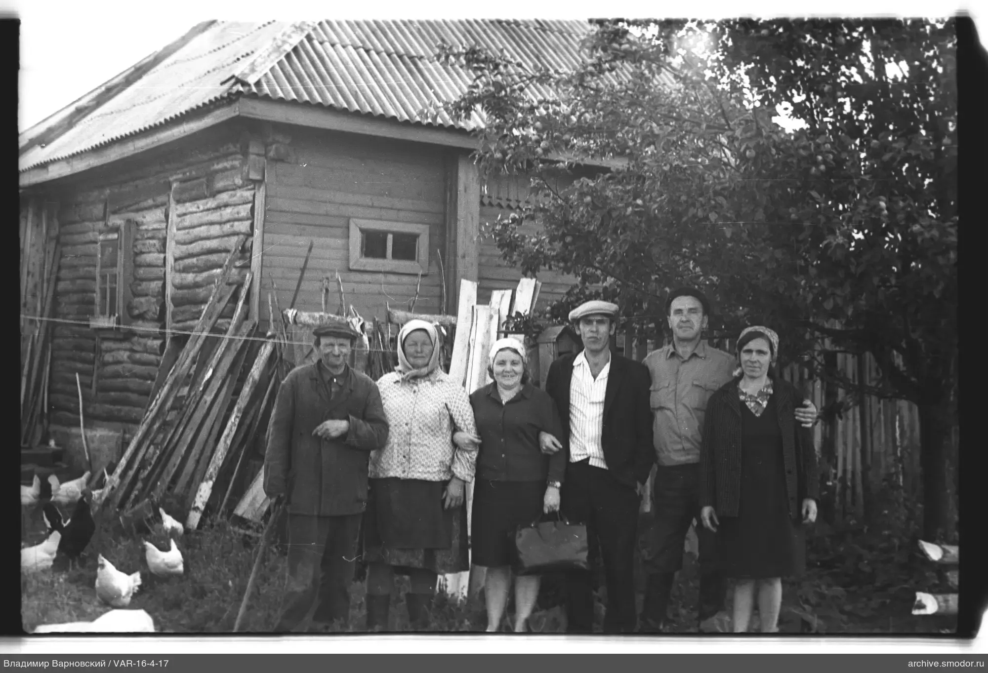 Gruppenporträt vor Holzhaus