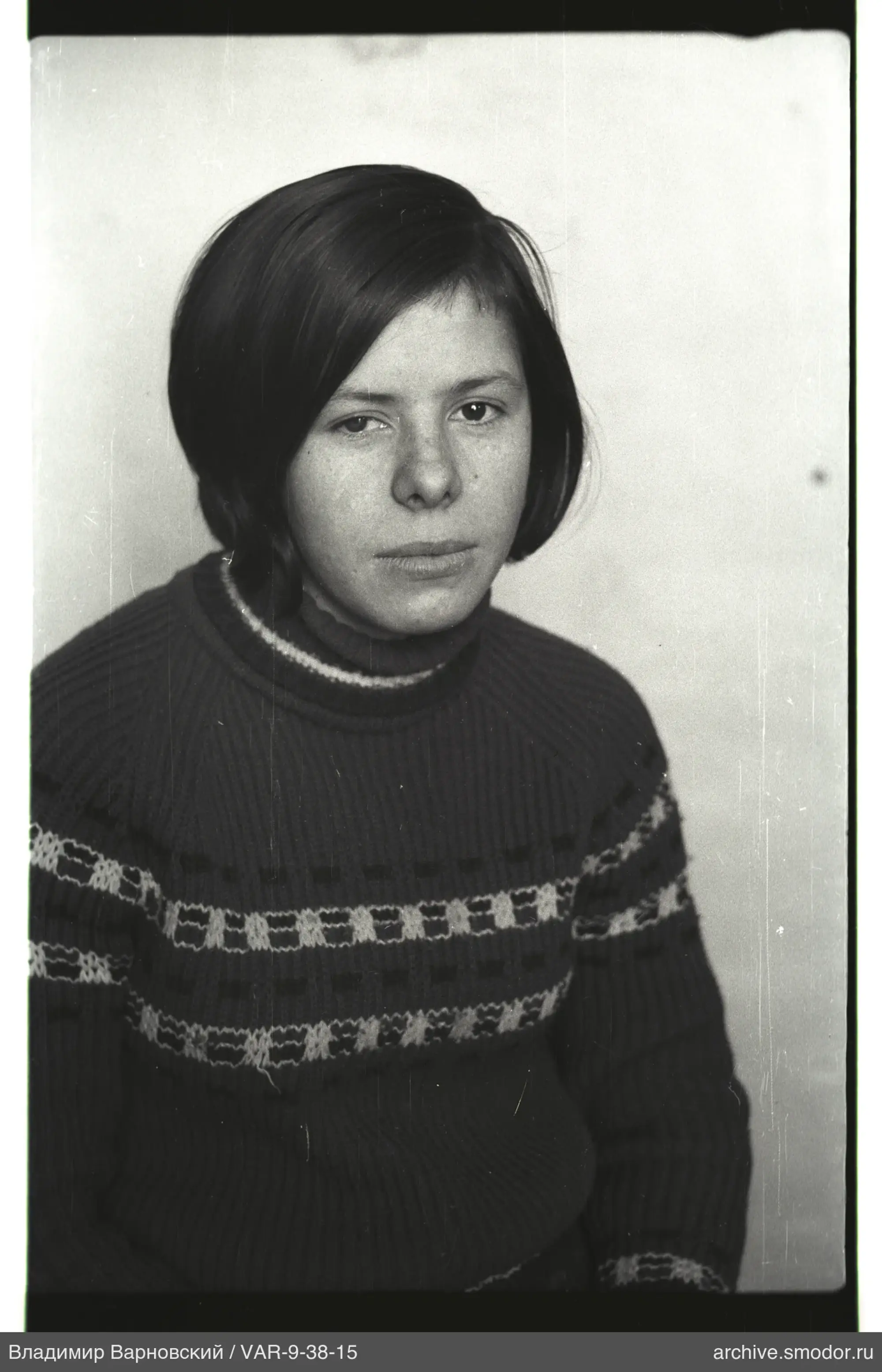 Porträt einer Frau in dunklem Pullover