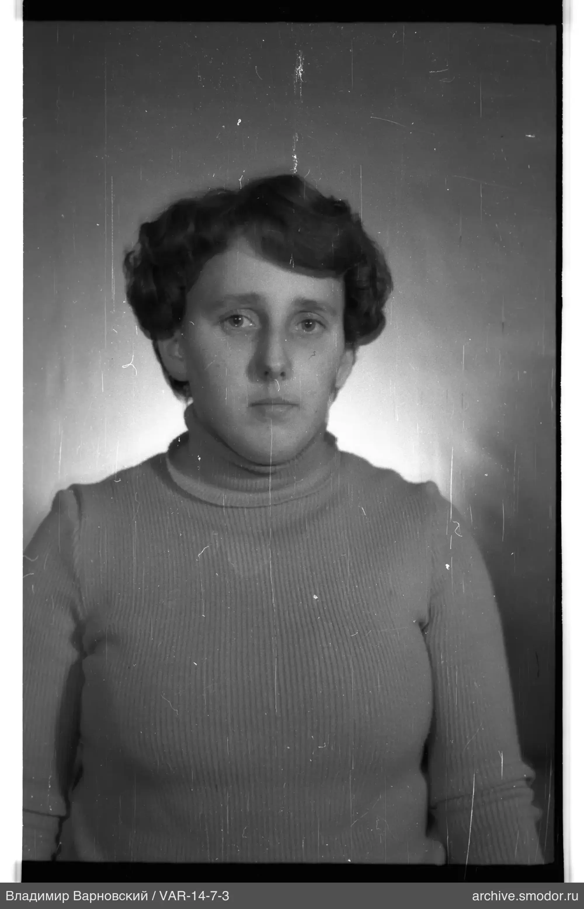 Porträt einer Frau in hellem Pullover