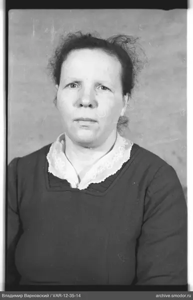 Porträt einer Frau in dunklem Kleid