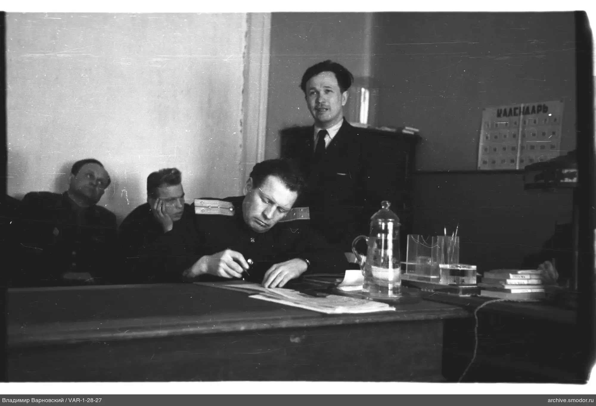 Männer am Tisch im Raum