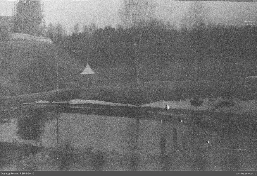 Gewässer mit Uferreflexion und Wald