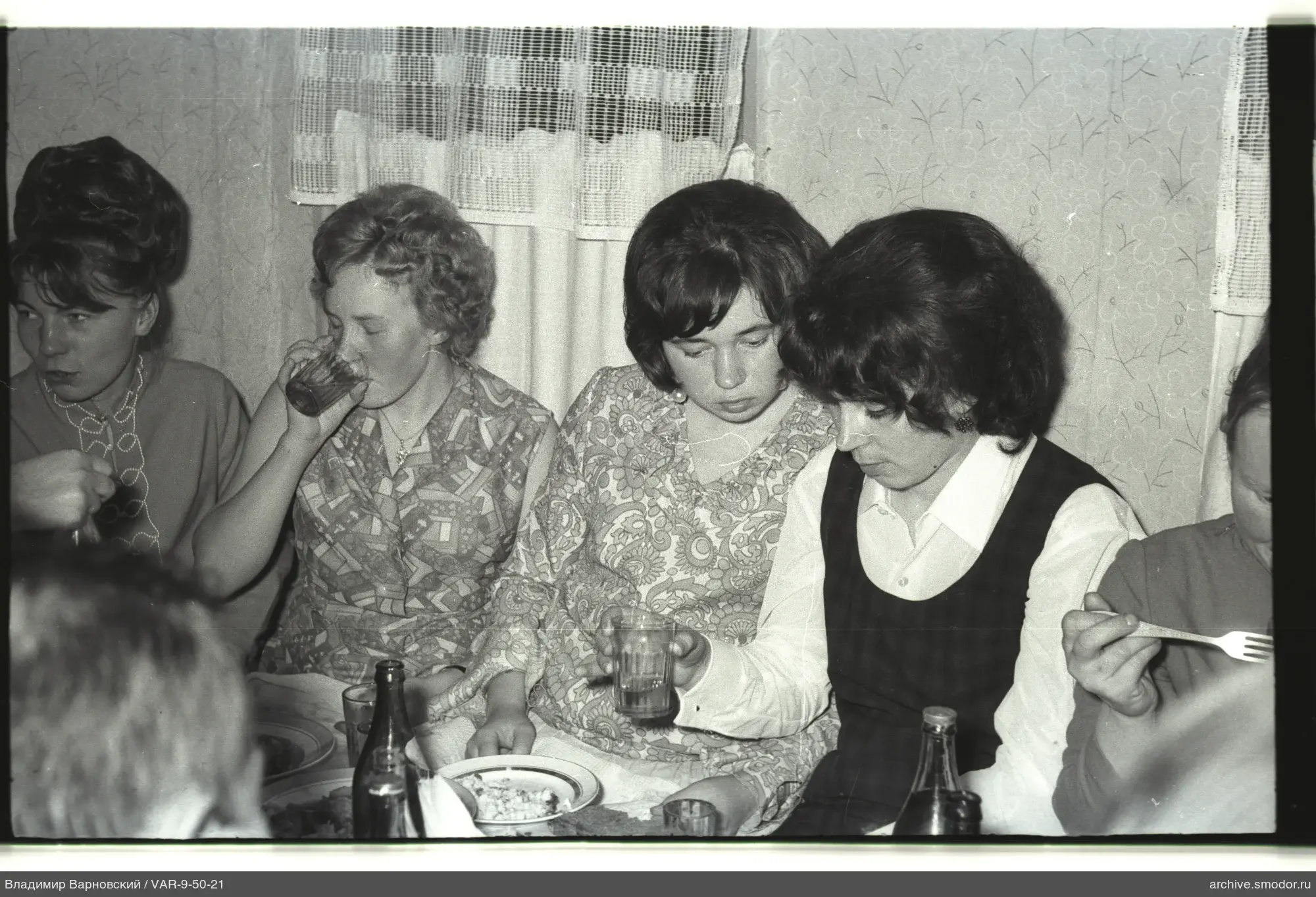 Gruppe von Frauen am Tisch