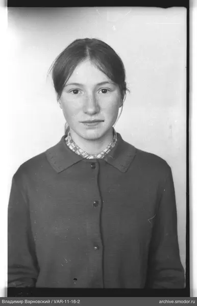 Porträt einer Frau in dunkler Strickjacke