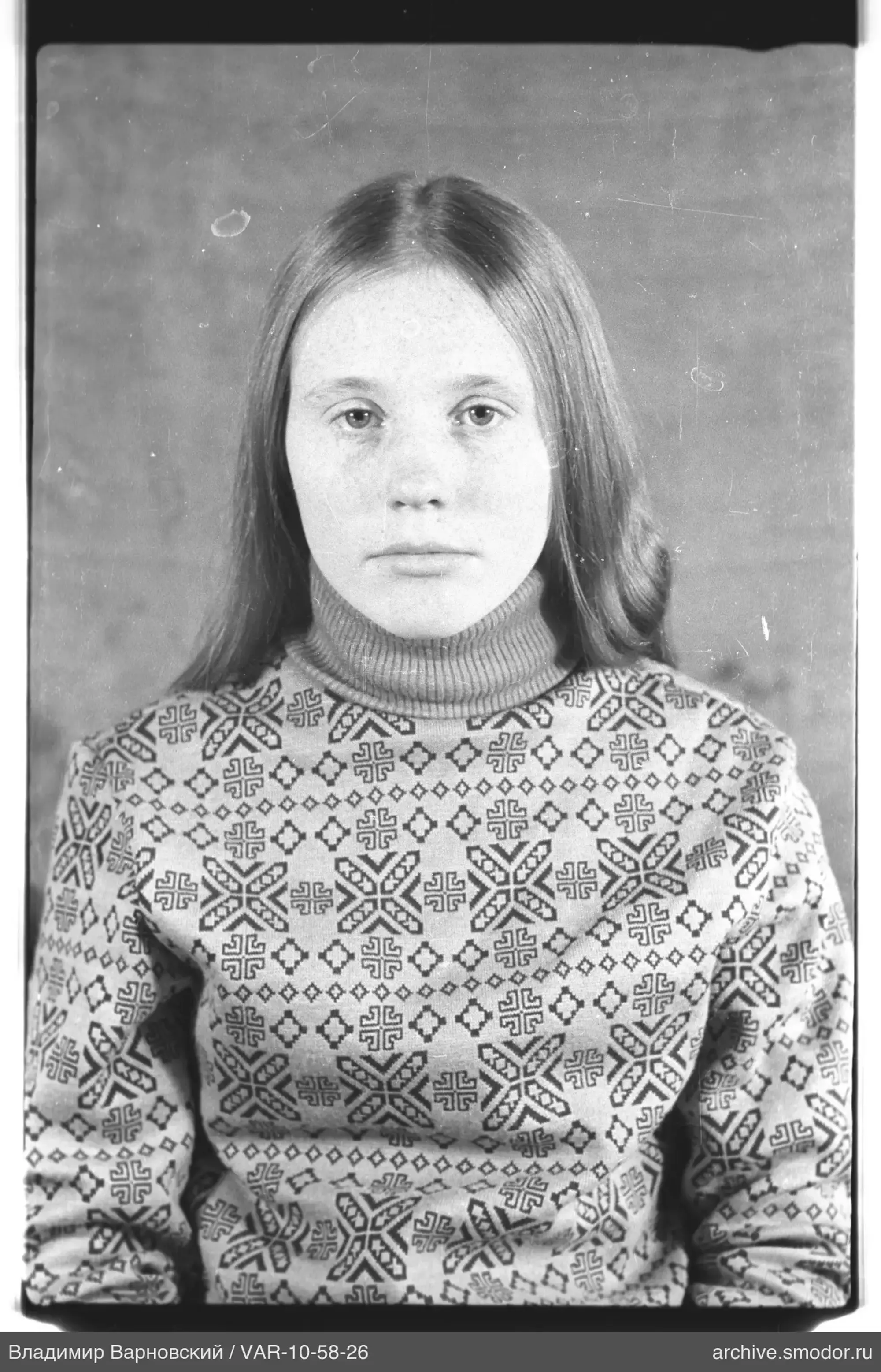 Porträt einer Frau im geometrischen Pullover