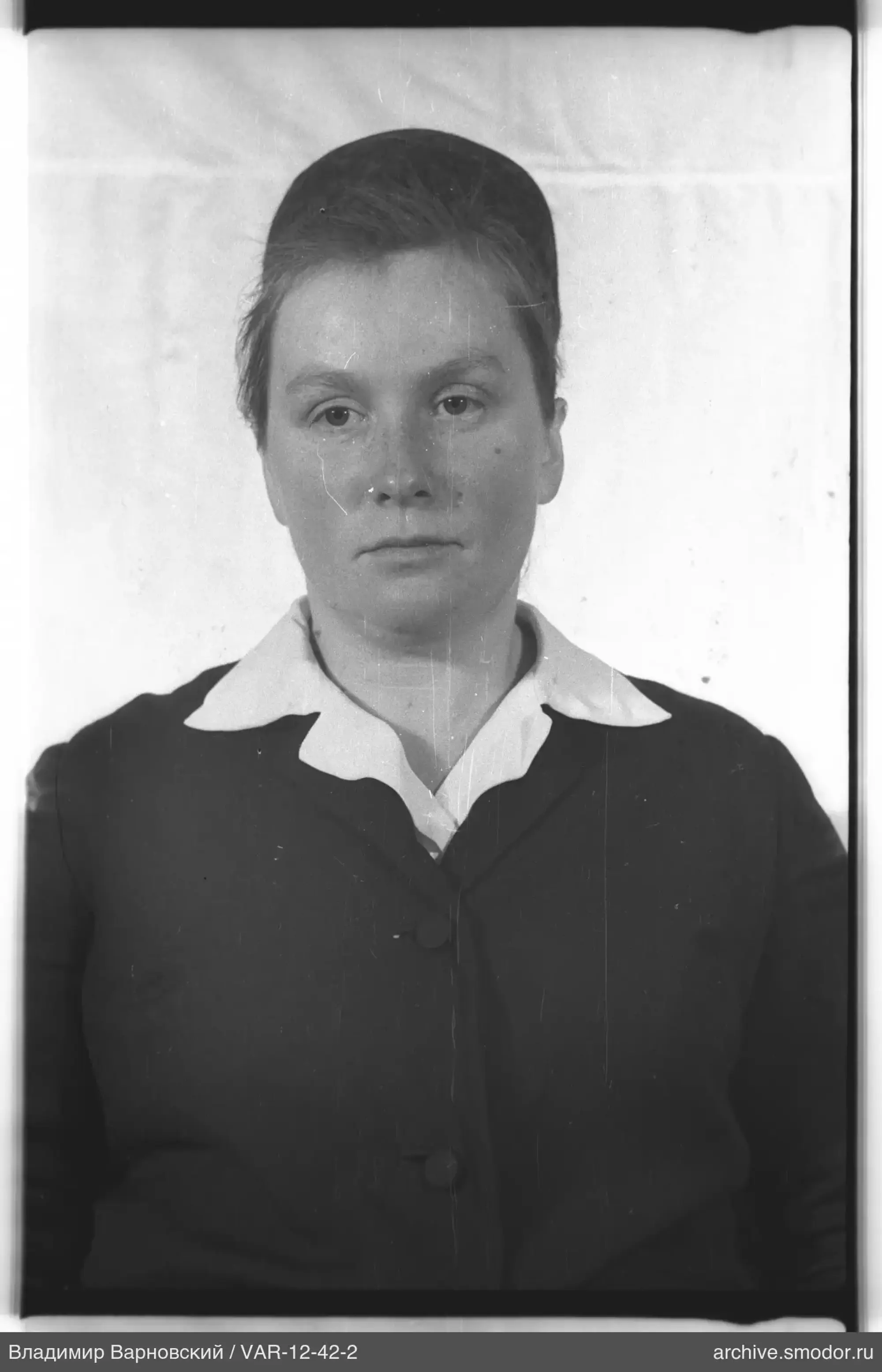 Porträt einer Frau in dunkler Jacke