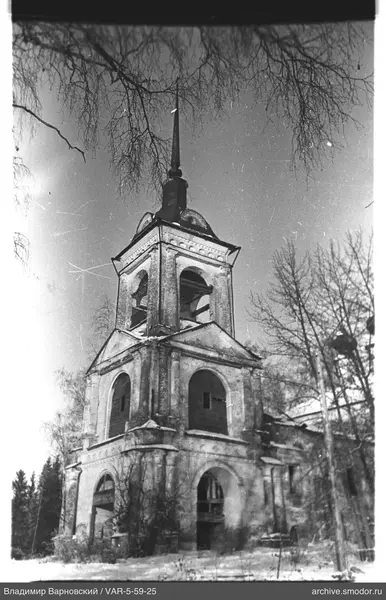Каменная колокольня с арочными окнами