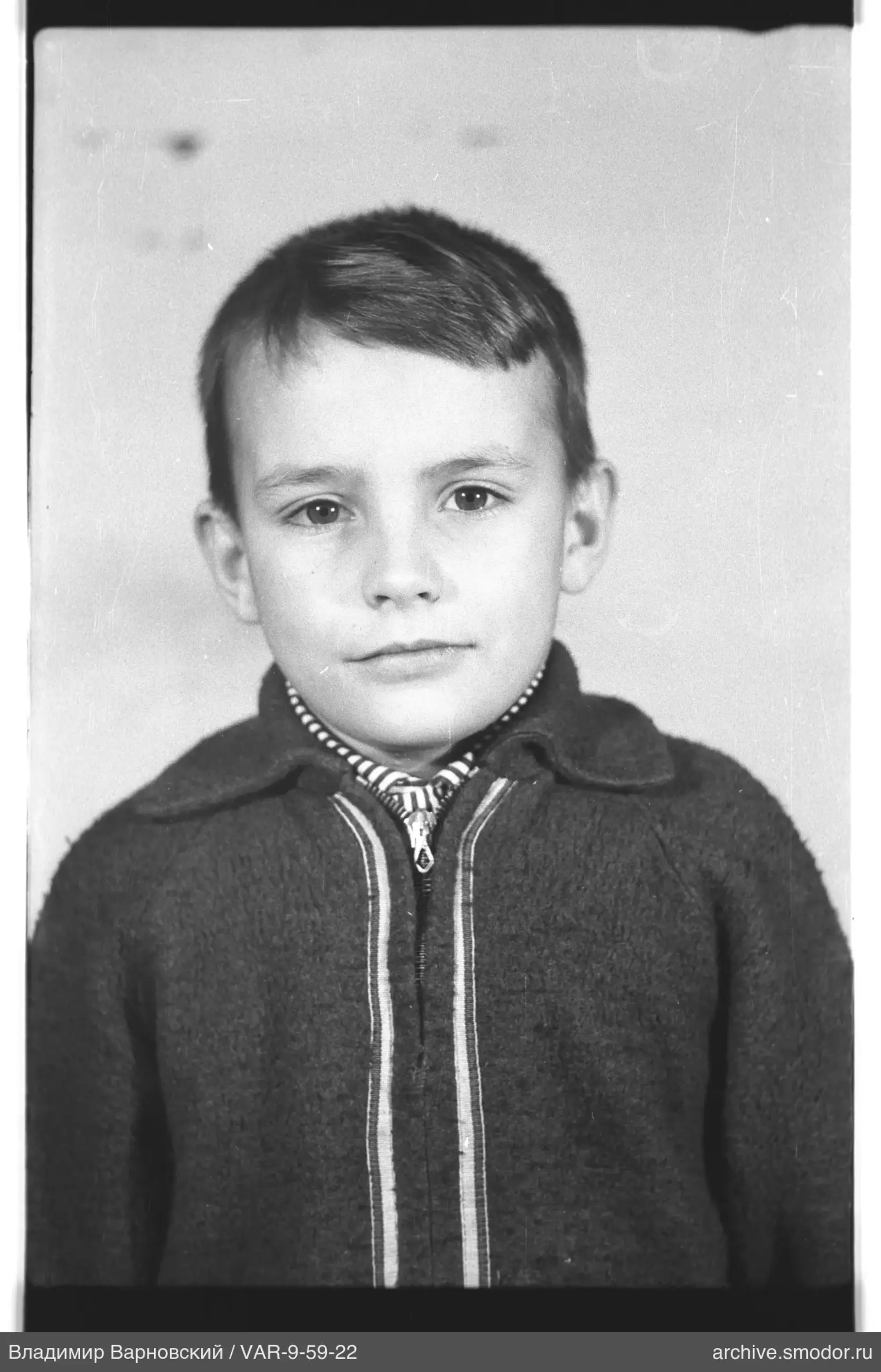 Porträt eines Jungen in dunkler Jacke
