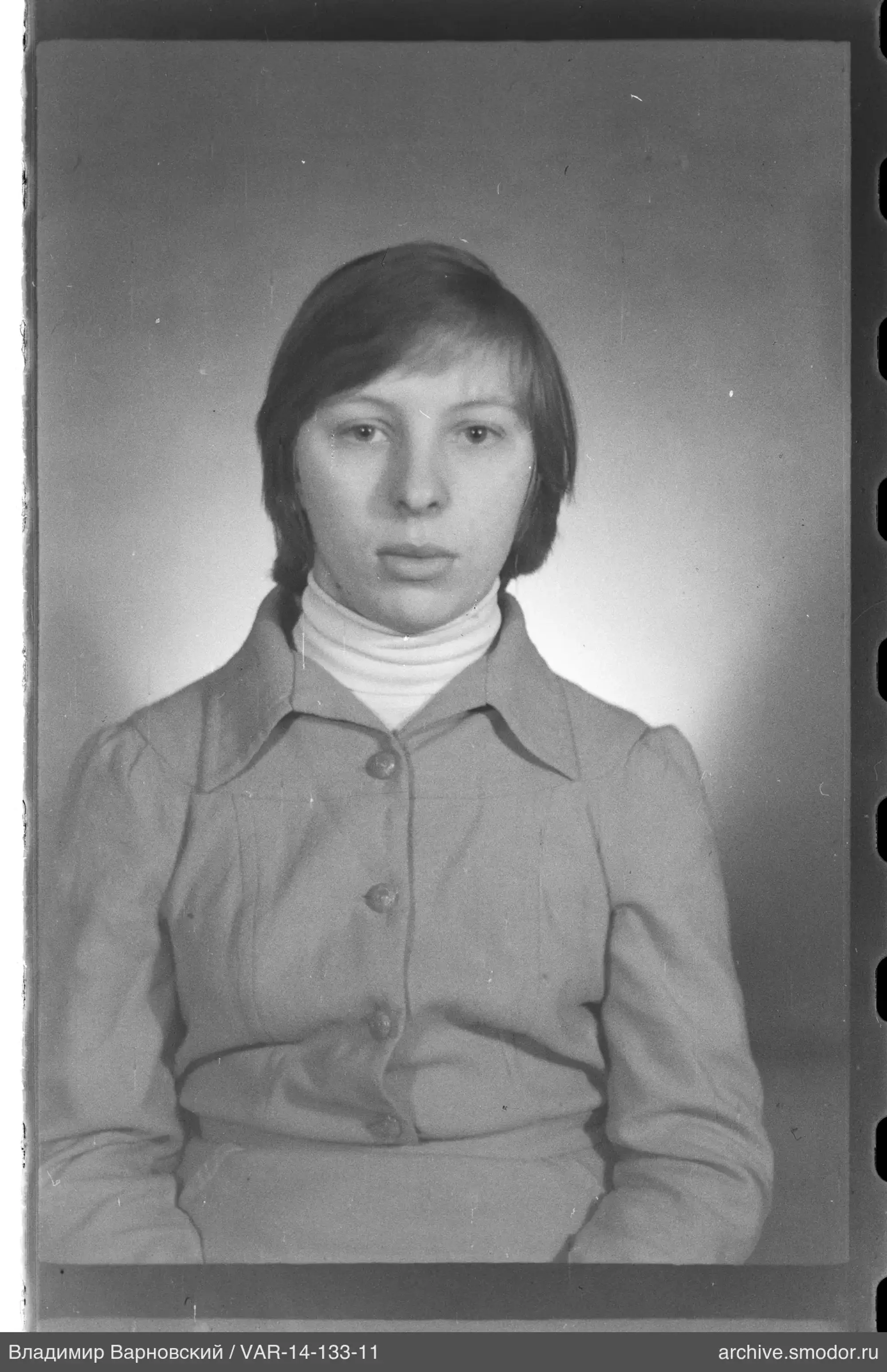 Портрет женщины в светлом пиджаке