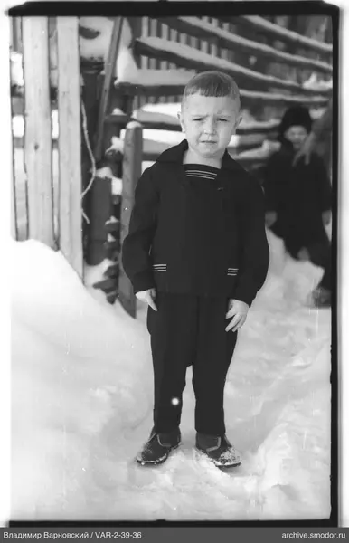 Vollbildporträt eines Jungen im Schnee
