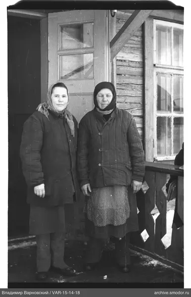 Zwei Frauen auf der Veranda eines Holzhauses