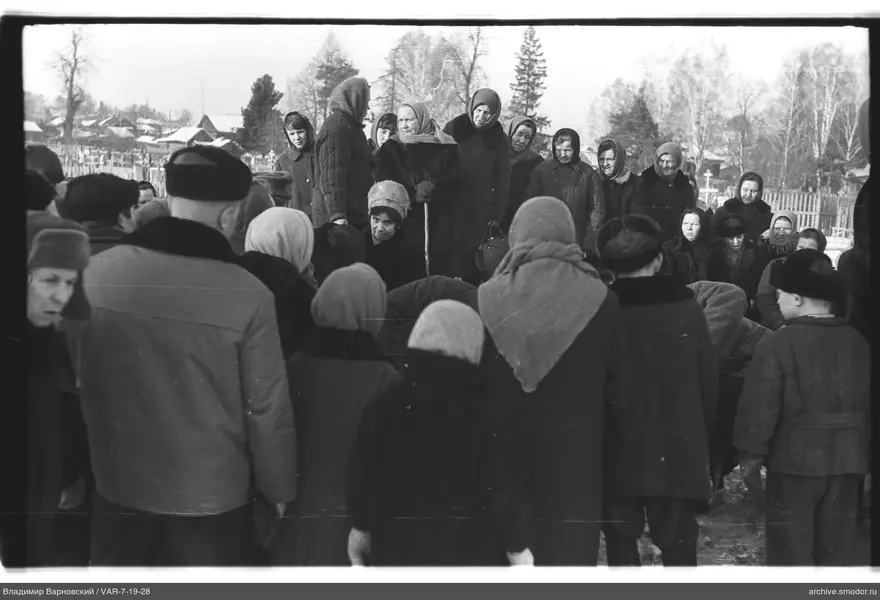 Gruppe von Menschen im Freien beim Friedhof