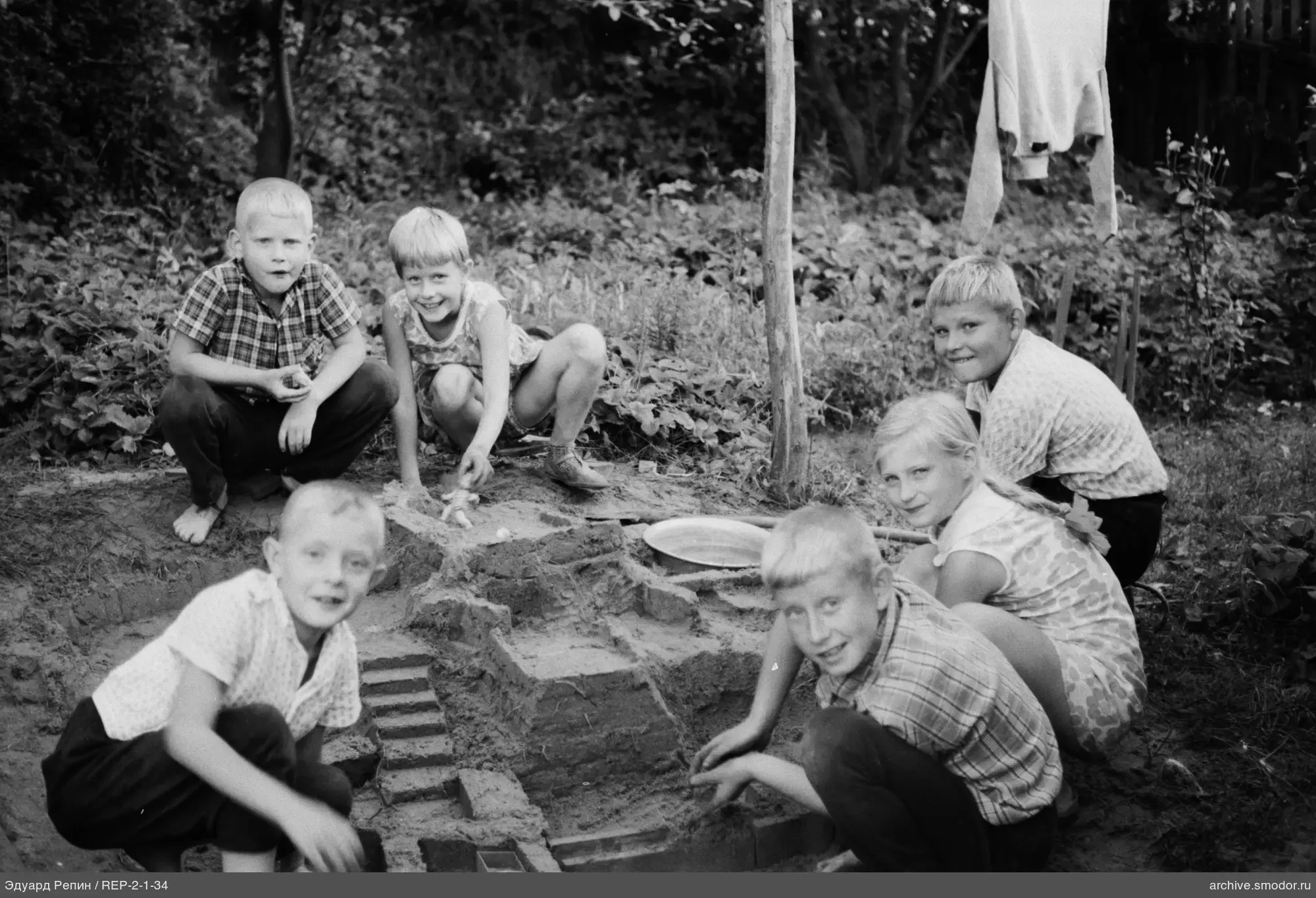 Kinder spielen mit Sand