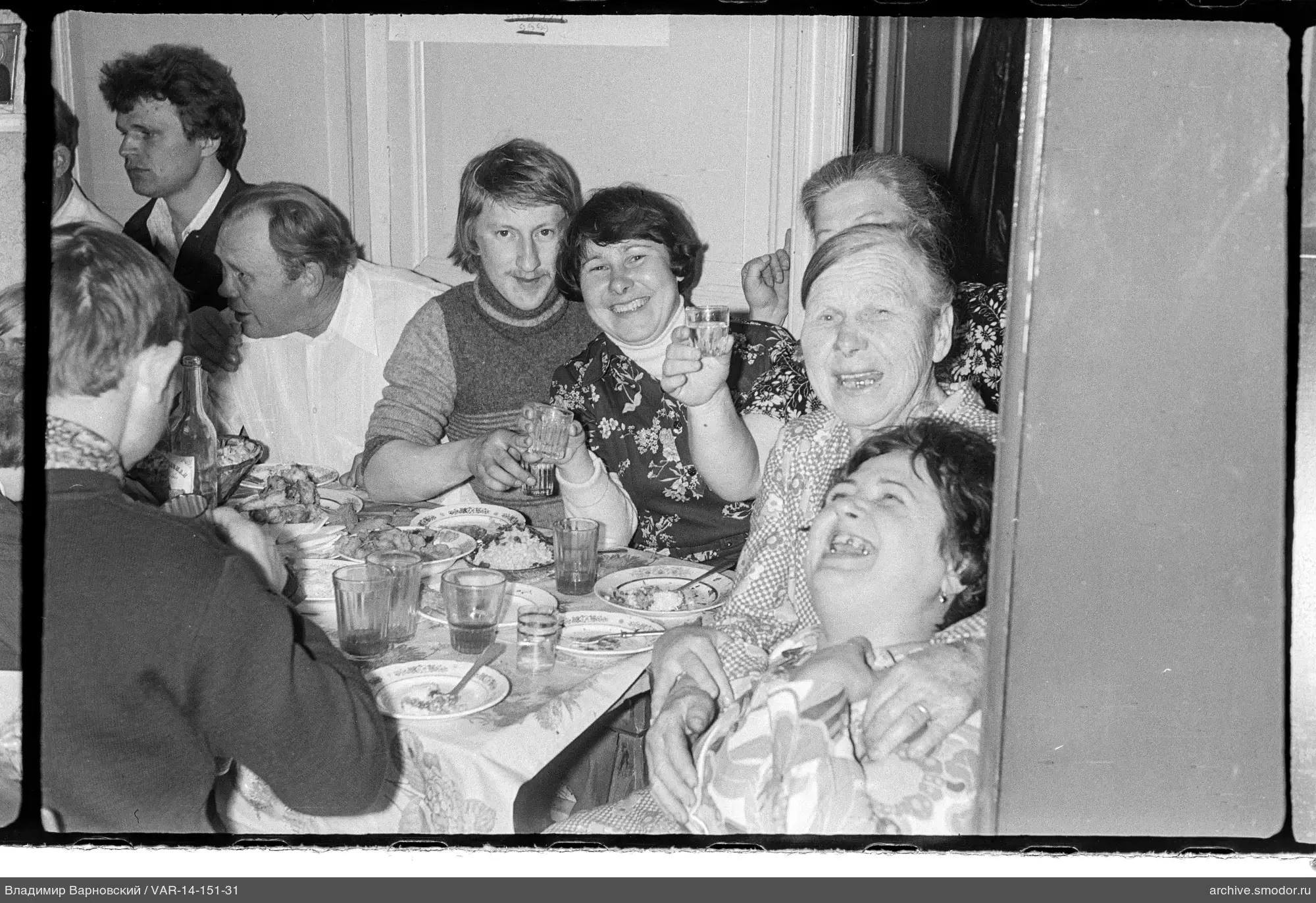 Gruppe am Tisch mit Geschirr und Essen