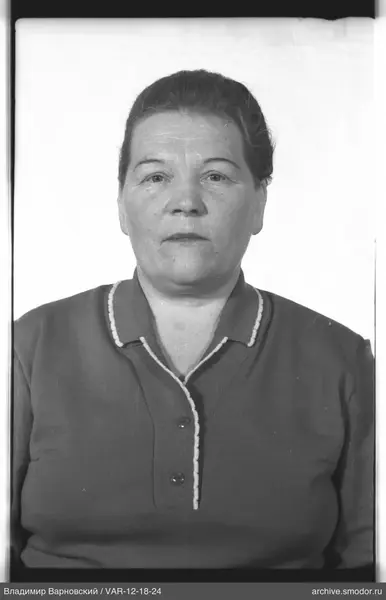 Porträt einer Frau im dunklen Cardigan
