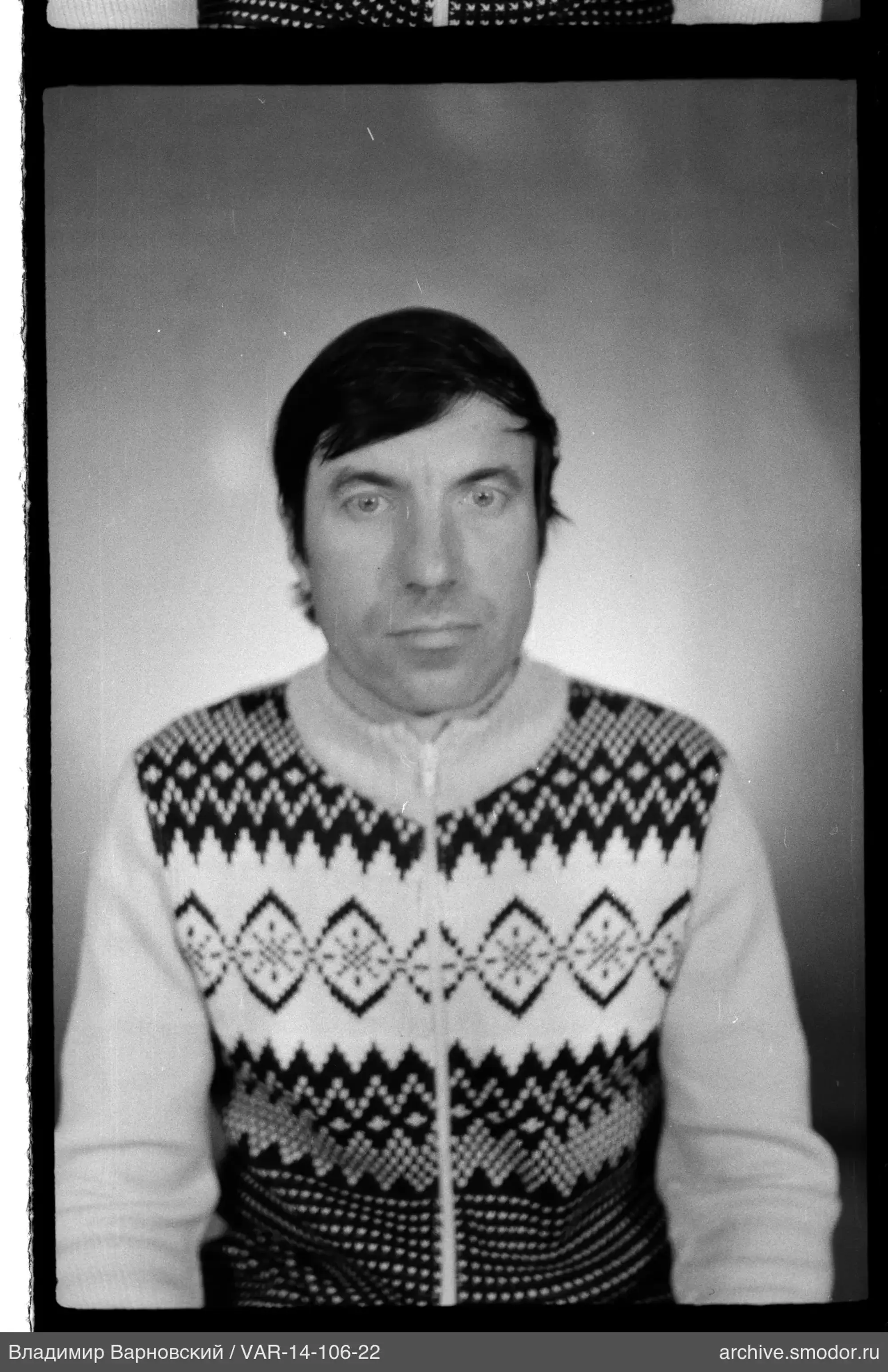 Porträt eines Mannes in hellem Pullover