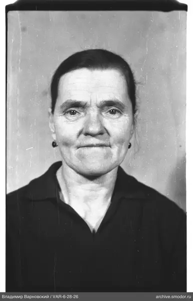Porträt einer Frau mit Ohrringen