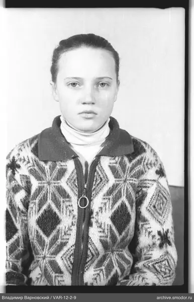 Porträt einer Frau in hellem Rollkragenpullover und Jacke