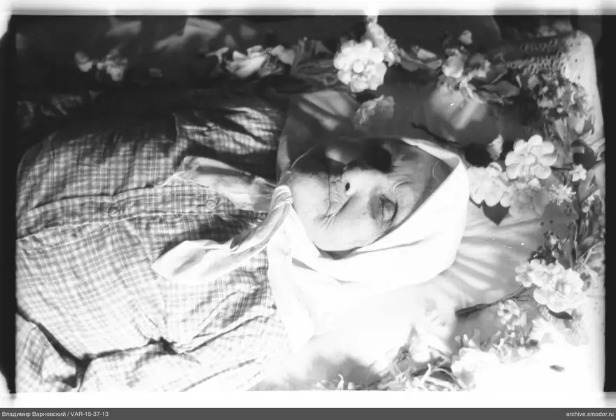Frau mit Kopftuch und Blumen