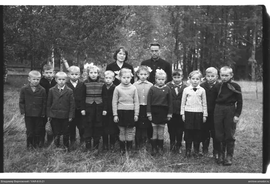 Gruppenporträt mit Kindern und Erwachsenen
