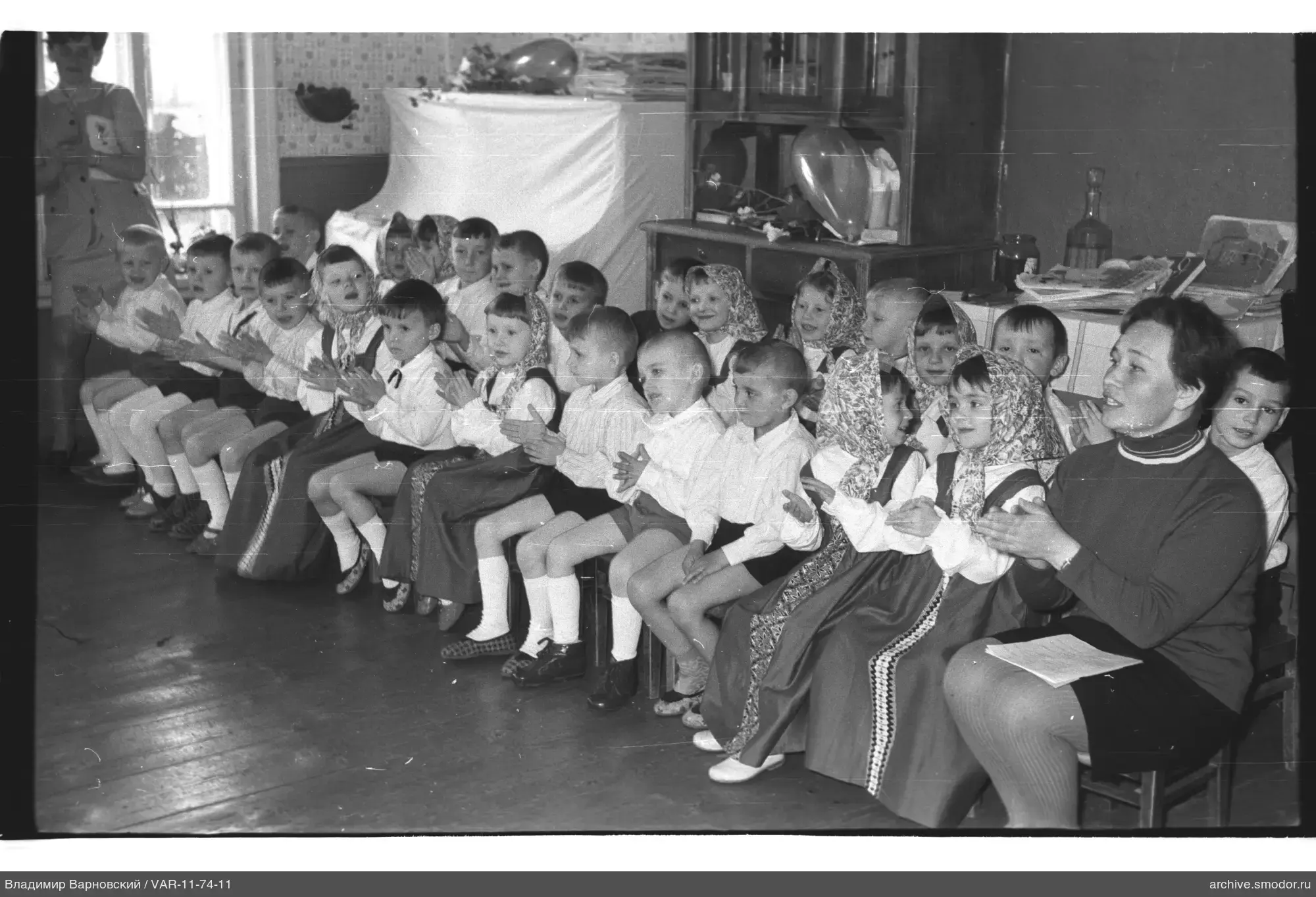 Gruppenporträt von Kindern und einer Frau