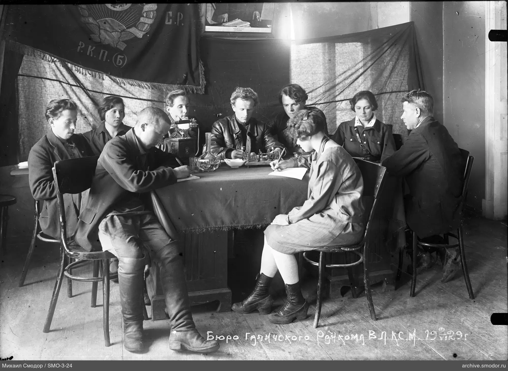 Gruppenporträt am Tisch