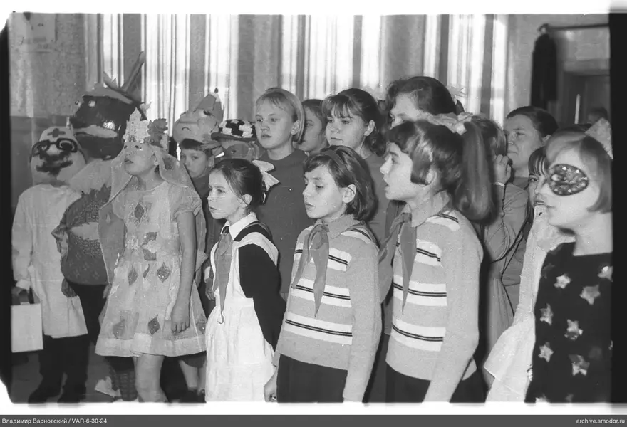 Gruppenporträt von Kindern und Jugendlichen