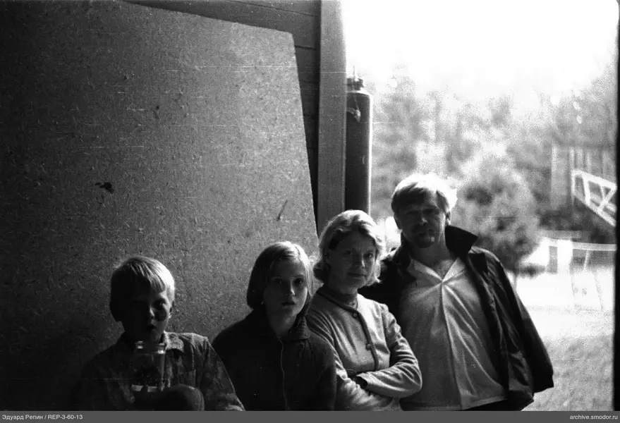 Gruppenporträt an der Wand