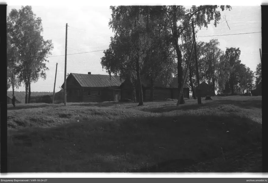 Holzgebäude mit Drähten und Person
