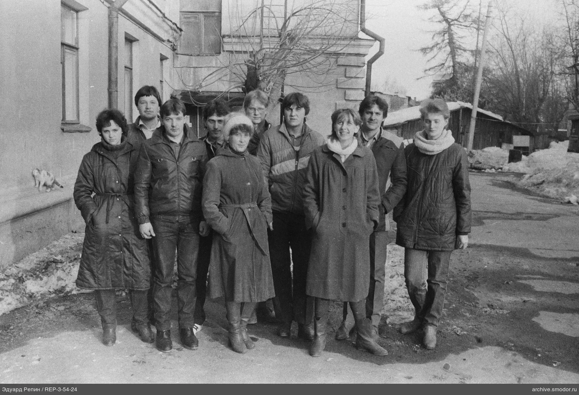 Gruppe von Menschen und Katze im Winter