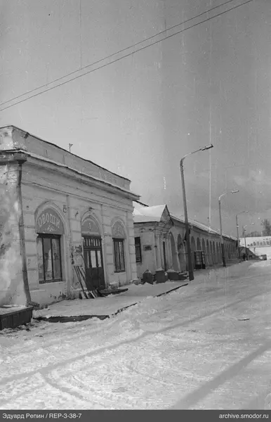 Здание с арочными окнами и надписями на фасаде