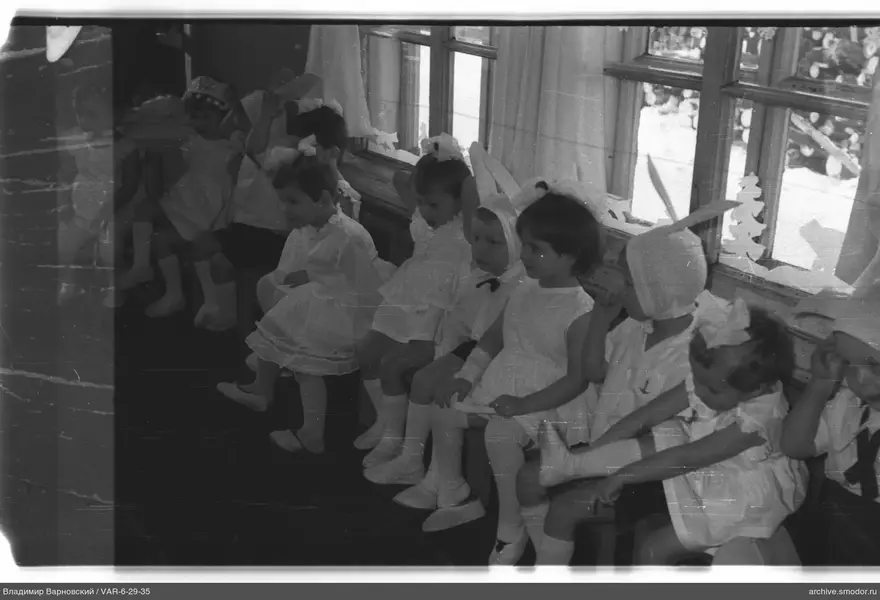 Gruppenporträt von Kindern am Fenster