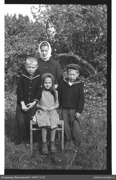 Gruppe von Kindern und Frau in der Natur