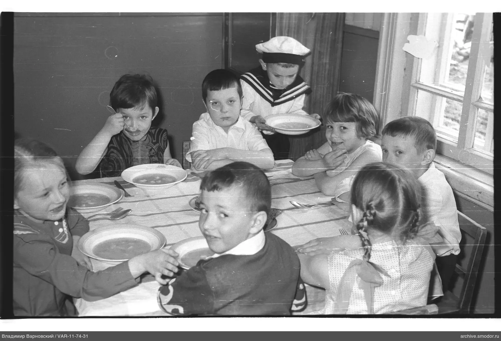 Kinder am Esstisch