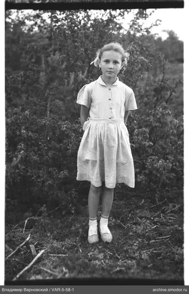 Mädchen in hellem Kleid mit Zöpfen
