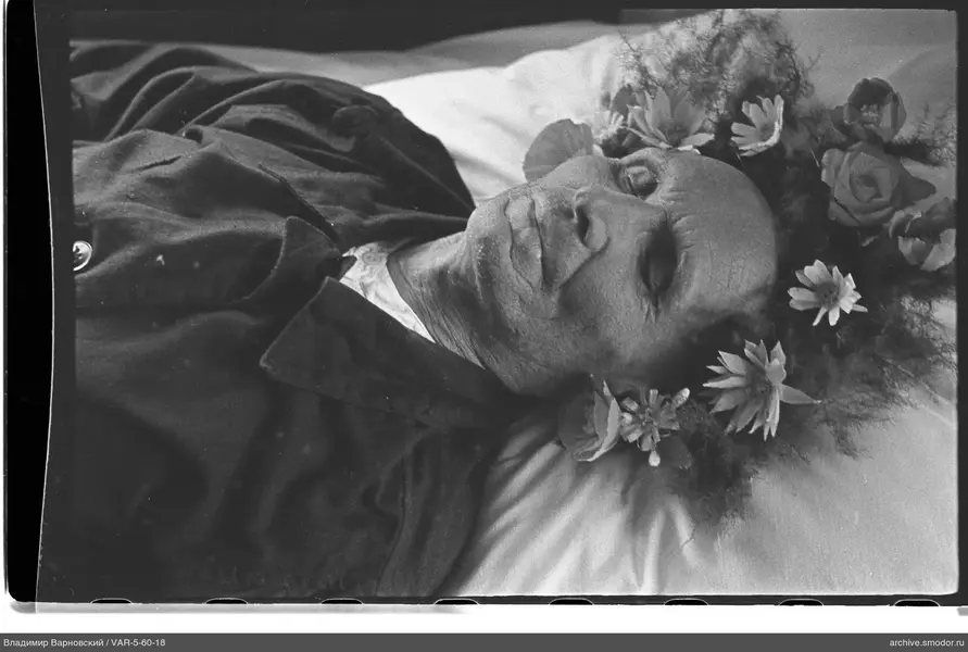 Porträt eines Mannes mit Blumen im Haar