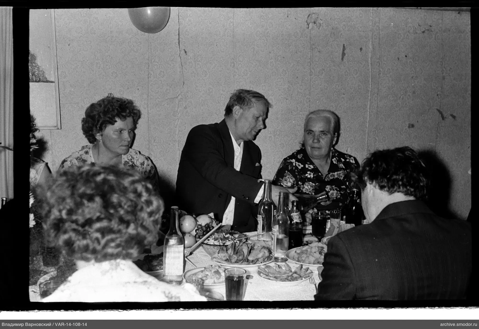 Gruppe bei Tisch mit Essen und Getränken