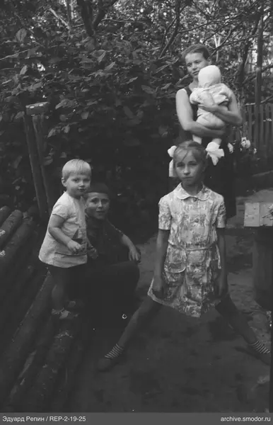 Gruppenaufnahme mit Kindern und Frau