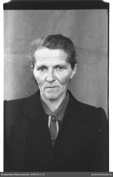 Porträt einer Frau mit kurzen Haaren