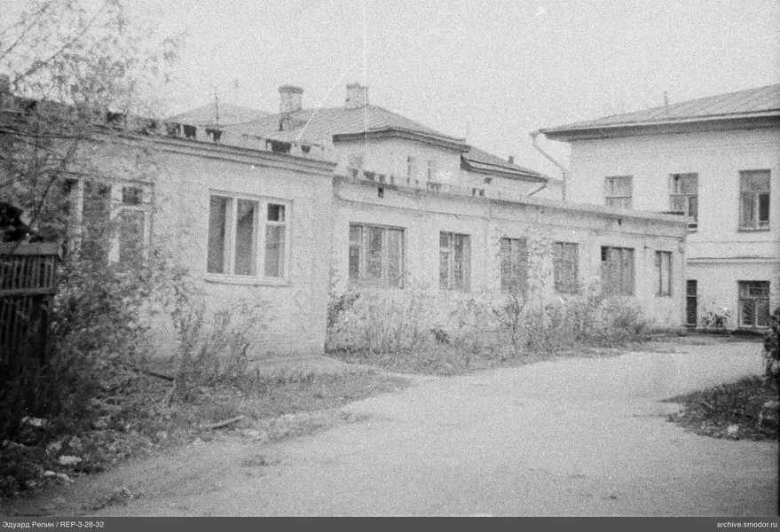Двухэтажные здания и окружающая территория